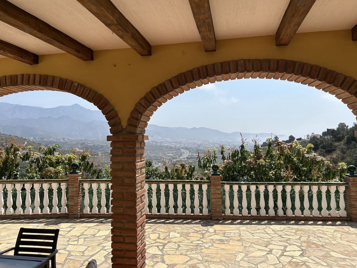 4 bedroom Villa for sale in Nerja with pool garage - € 850,000 (Ref: 4229464)