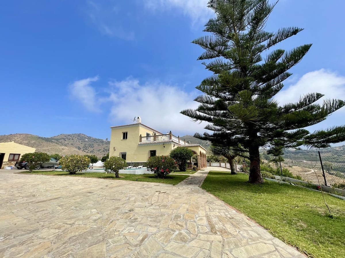 4 bedroom Villa for sale in Nerja with pool garage - € 850,000 (Ref: 4229464)