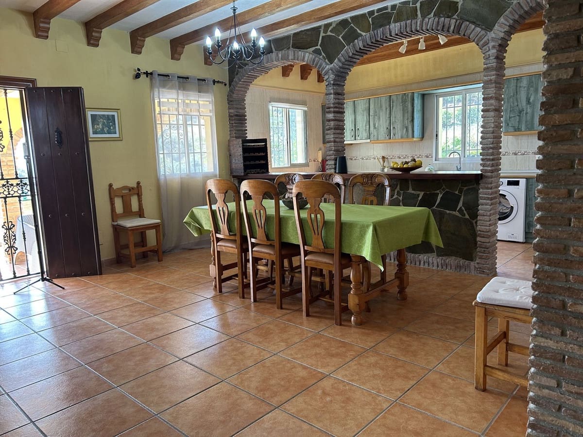 4 bedroom Villa for sale in Nerja with pool garage - € 850,000 (Ref: 4229464)