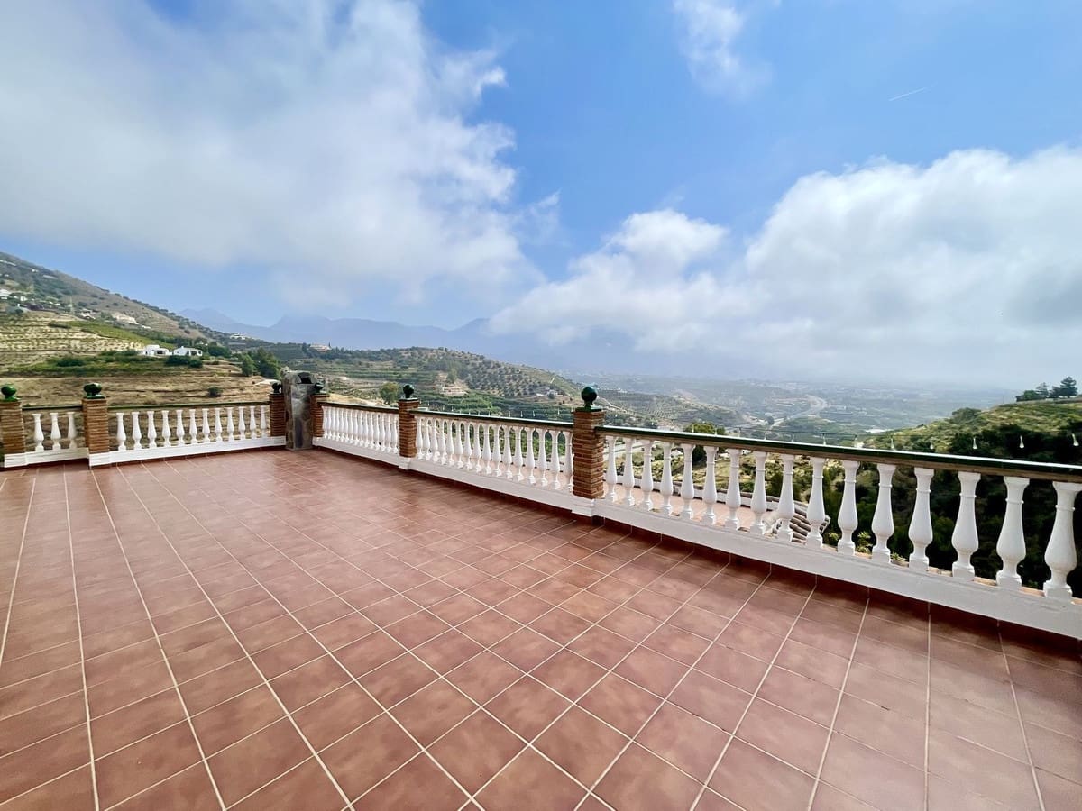 4 bedroom Villa for sale in Nerja with pool garage - € 850,000 (Ref: 4229464)