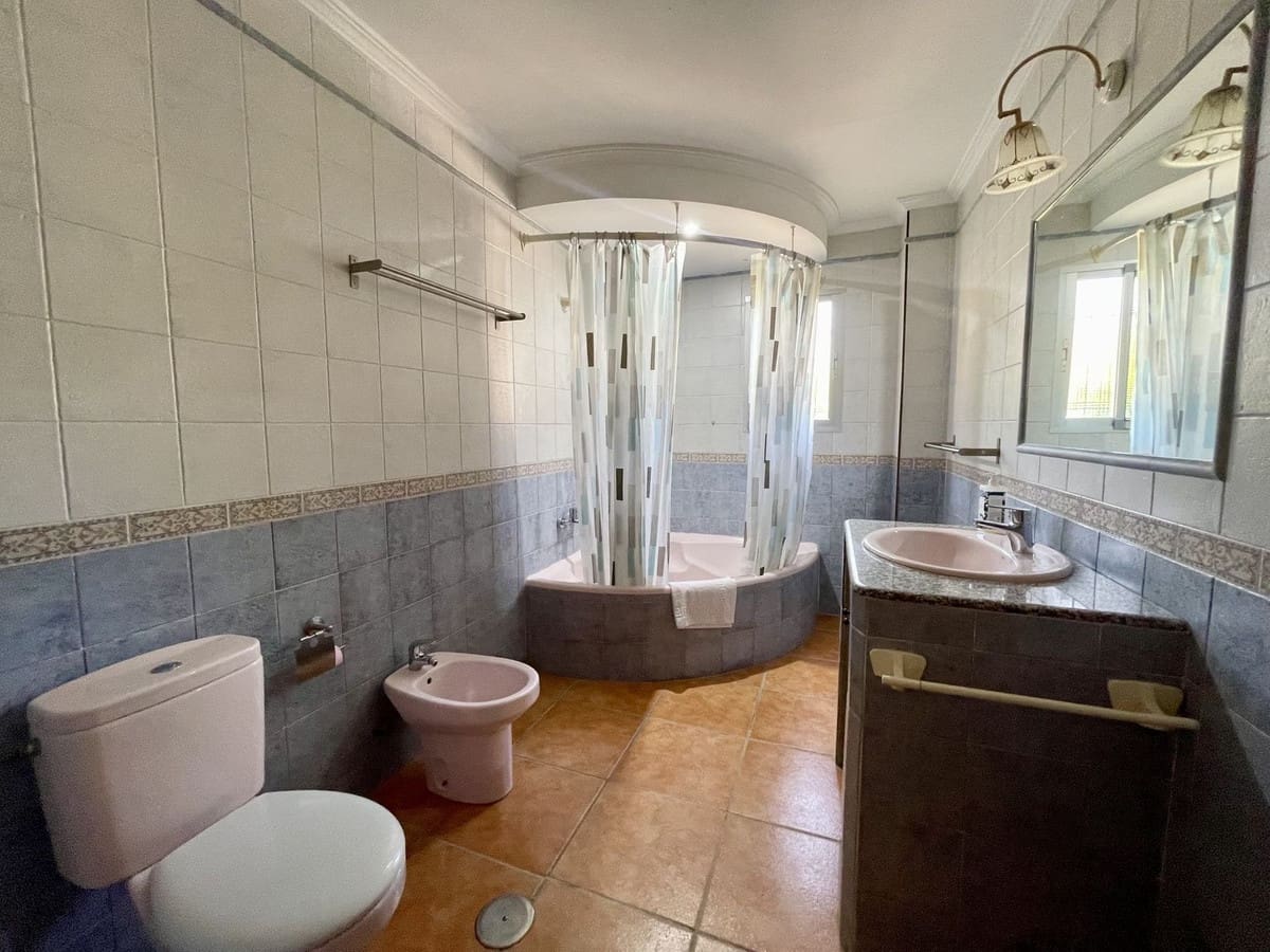 4 bedroom Villa for sale in Nerja with pool garage - € 850,000 (Ref: 4229464)