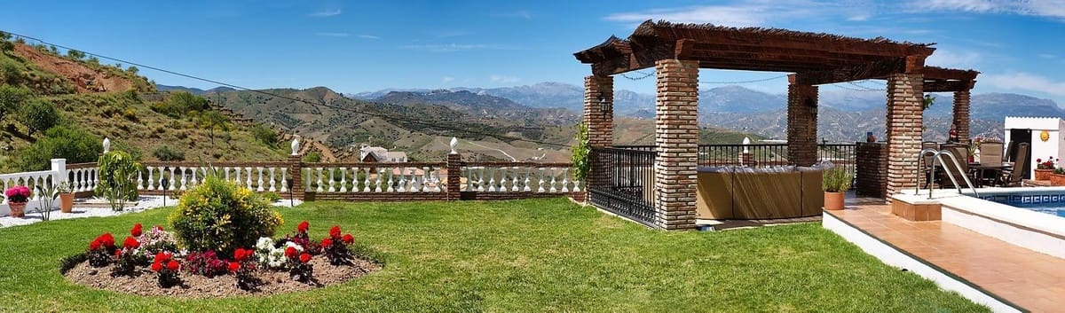 5 bedroom Hotel for sale in Iznate with pool garage - € 545,000 (Ref: 7225055)