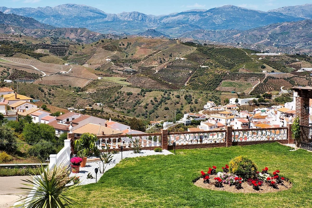 5 bedroom Hotel for sale in Iznate with pool garage - € 545,000 (Ref: 7225055)