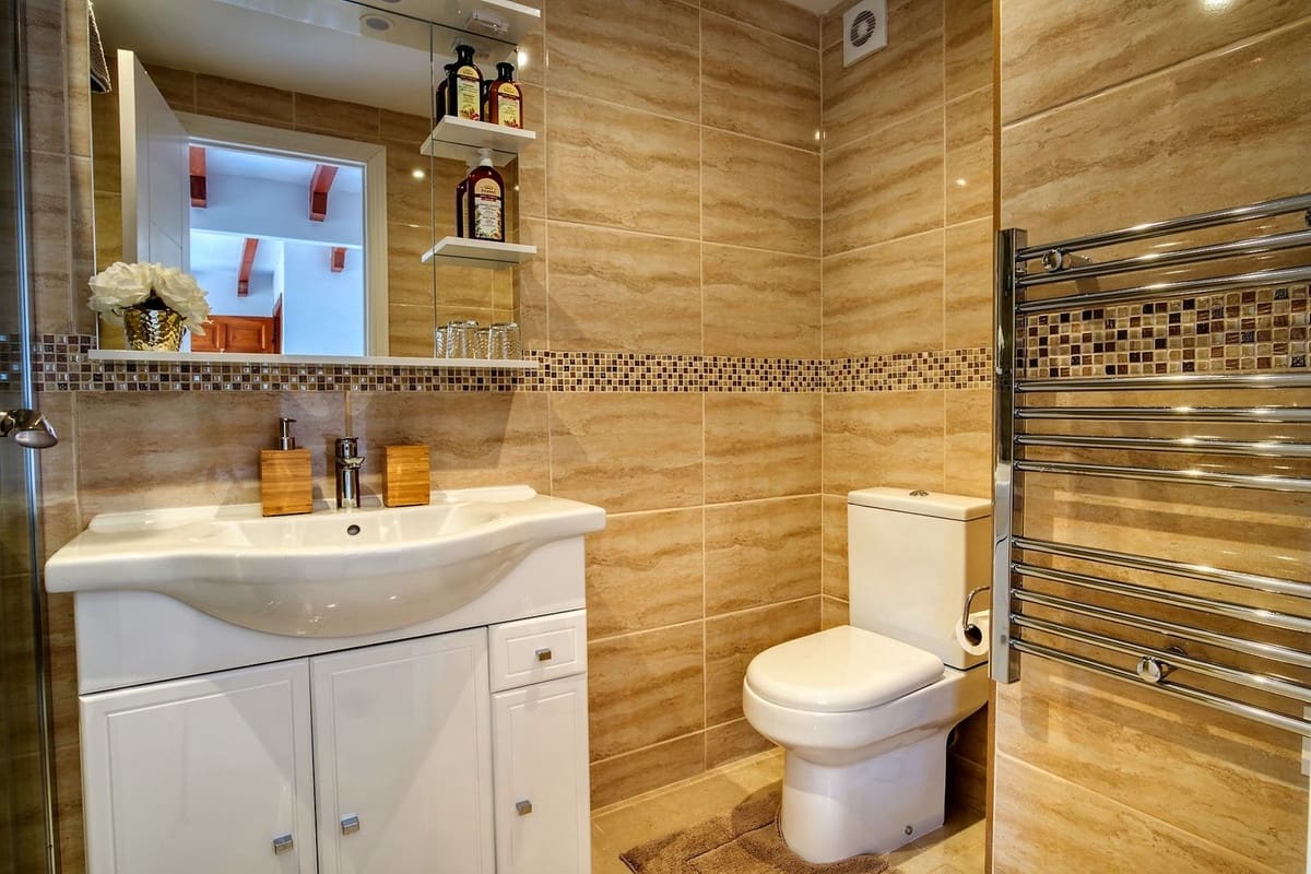 5 sypialnia Hotel na sprzedaż w Iznate z basenem garażem - 545 000 € (Ref: 7225055)