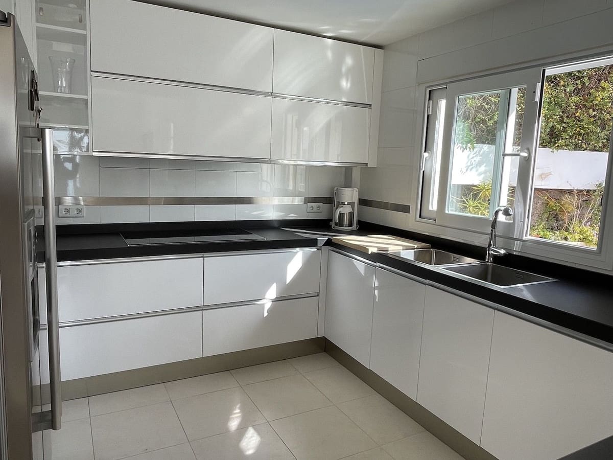 5 sypialnia Willa na sprzedaż w Torrox-Costa z basenem garażem - 650 000 € (Ref: 7627360)