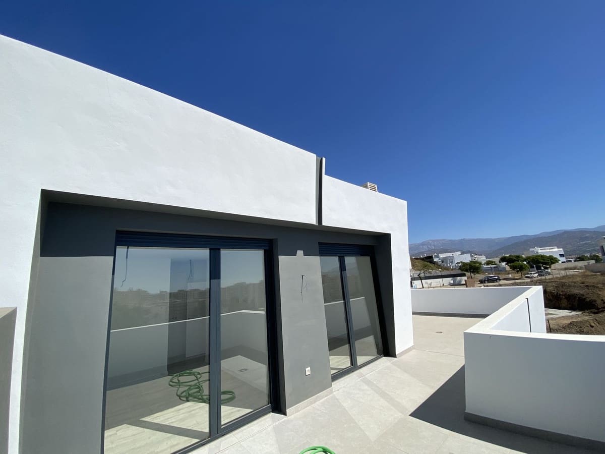 3 soveværelse Semi-Rækkehus til salg i Torre del Mar med swimmingpool garage - € 549.900 (Ref: 8333109)