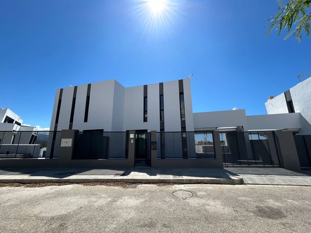 3 soveværelse Semi-Rækkehus til salg i Torre del Mar med swimmingpool garage - € 549.900 (Ref: 8333109)