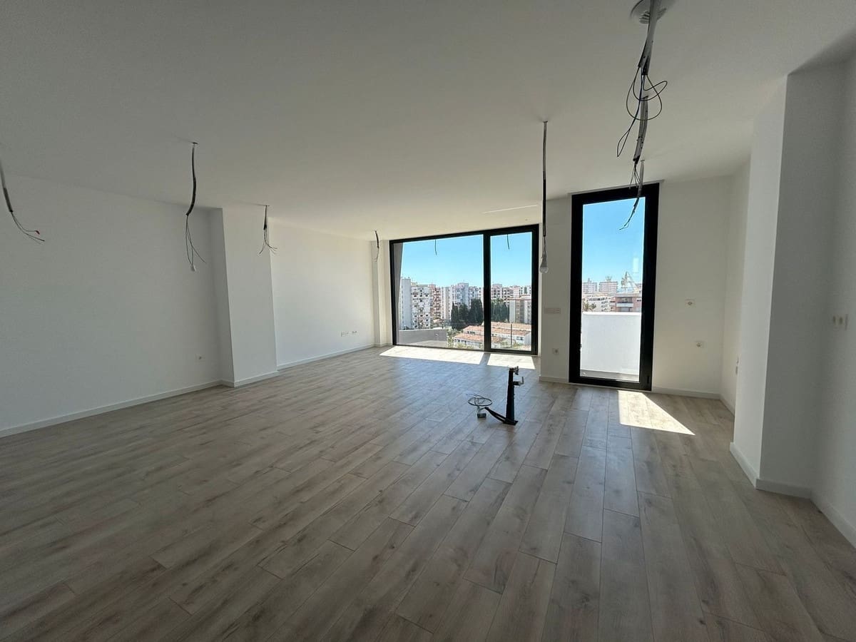 3 soveværelse Semi-Rækkehus til salg i Torre del Mar med swimmingpool garage - € 549.900 (Ref: 8333109)