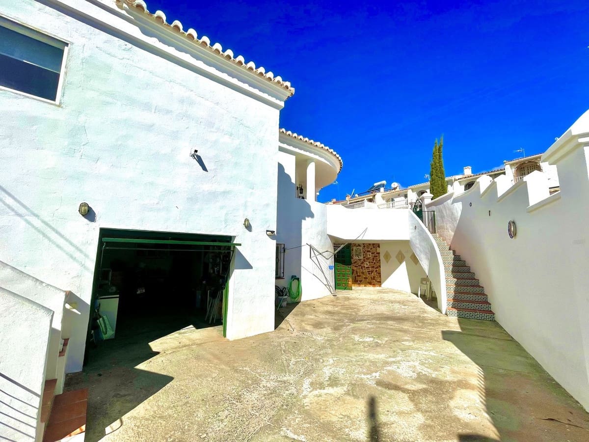 5 soveværelse Villa til salg i Nerja med garage - € 789.000 (Ref: 8572736)