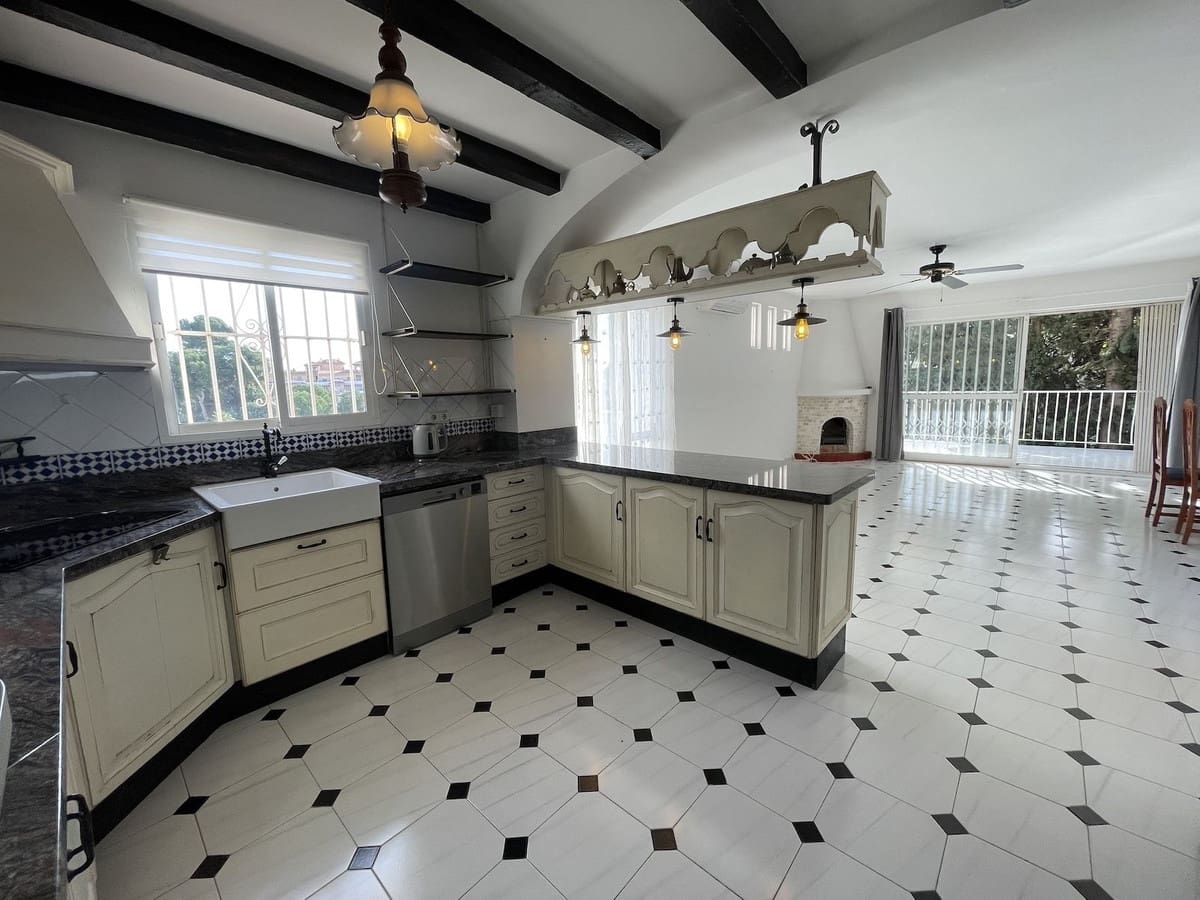4 bedroom Villa for rent in Nerja with pool garage - € 2,000 (Ref: 8722635)