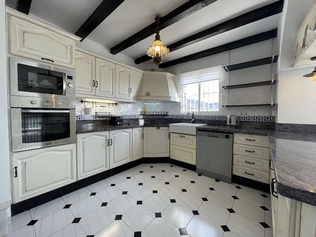 4 slaapkamer Villa te huur in Nerja met zwembad garage - € 2.200 (Ref: 8722635)