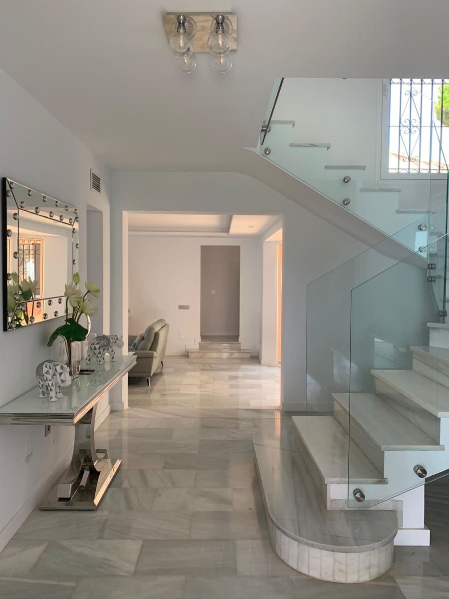 5 slaapkamer Villa voor vakantieverhuur in Calahonda met zwembad garage - € 5.500 (Ref: 8726937)