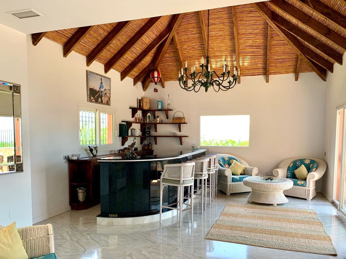 5 slaapkamer Villa voor vakantieverhuur in Calahonda met zwembad garage - € 5.500 (Ref: 8726937)