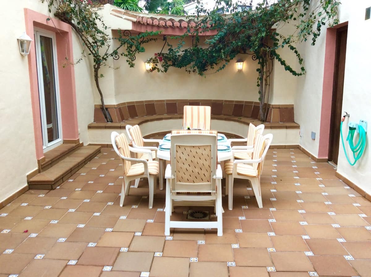 5 bedroom Villa for holiday rental in Calahonda with pool garage - € 6,000 (Ref: 8726937)