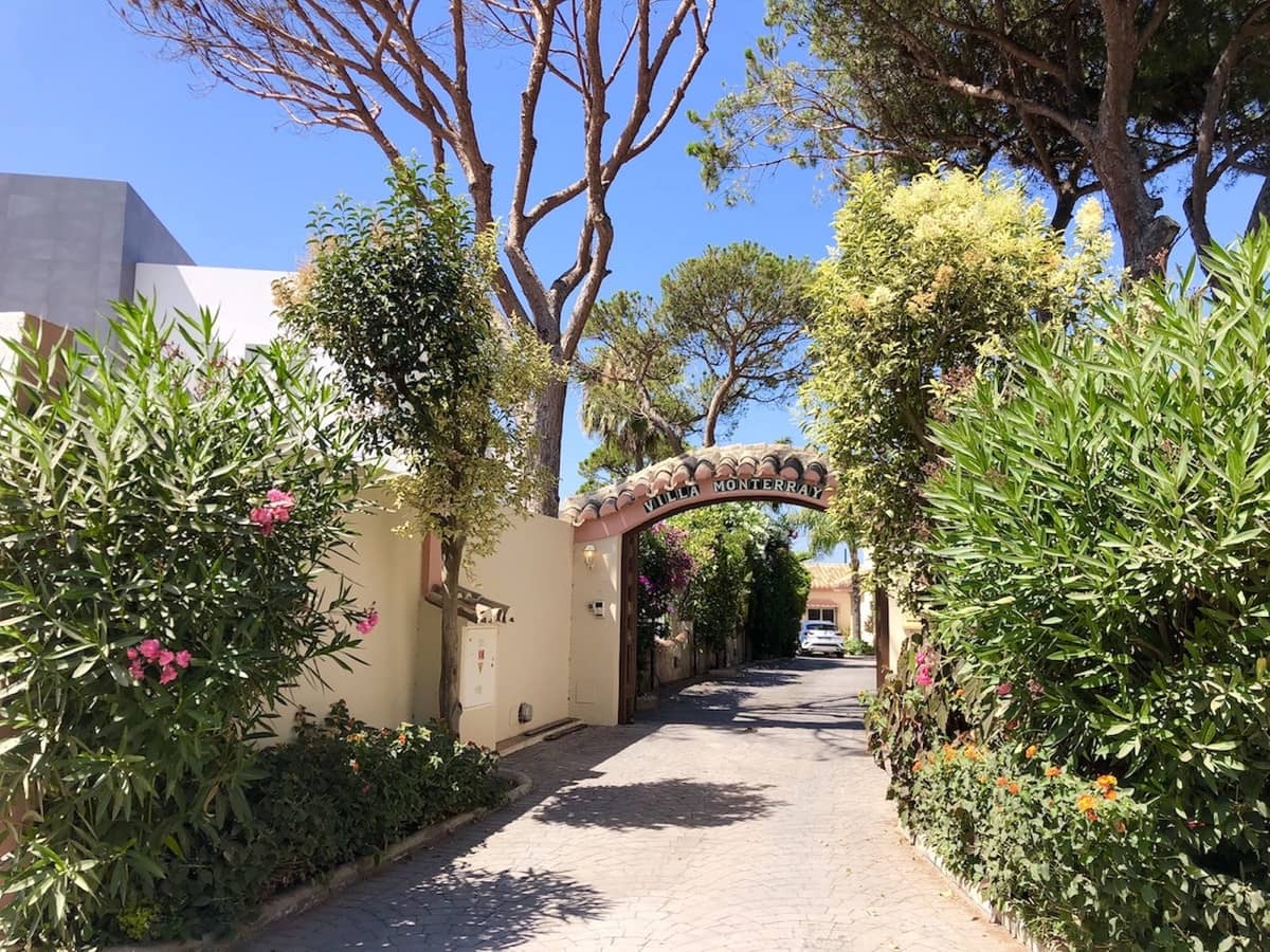 5 bedroom Villa for holiday rental in Calahonda with pool garage - € 6,000 (Ref: 8726937)