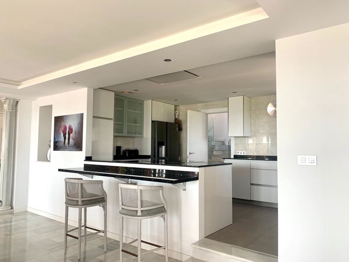 5 bedroom Villa for holiday rental in Calahonda with pool garage - € 6,000 (Ref: 8726937)