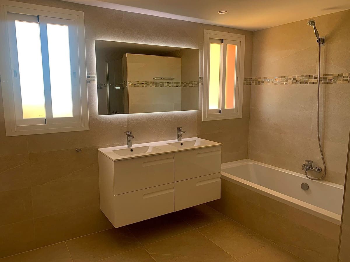 5 bedroom Villa for holiday rental in Calahonda with pool garage - € 6,000 (Ref: 8726937)