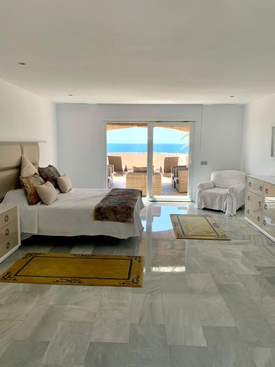 5 bedroom Villa for holiday rental in Calahonda with pool garage - € 6,000 (Ref: 8726937)