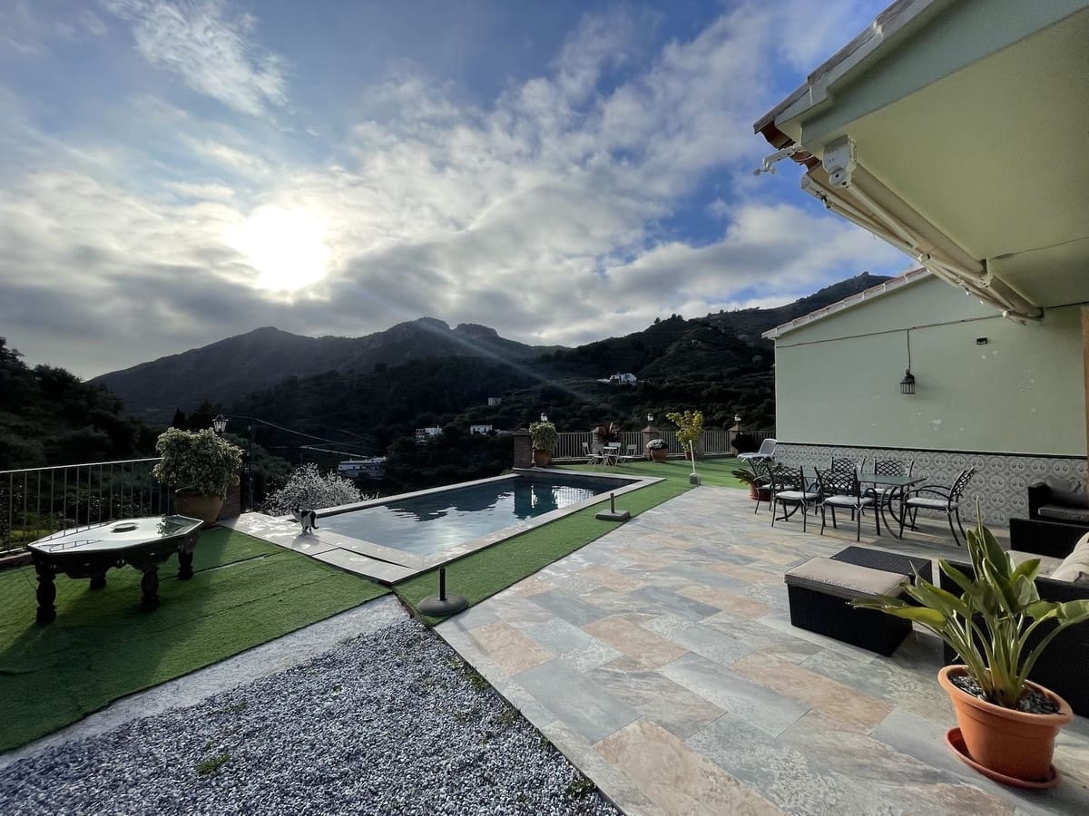 3 sypialnia Willa na sprzedaż w Nerja z basenem garażem - 650 000 € (Ref: 8816506)