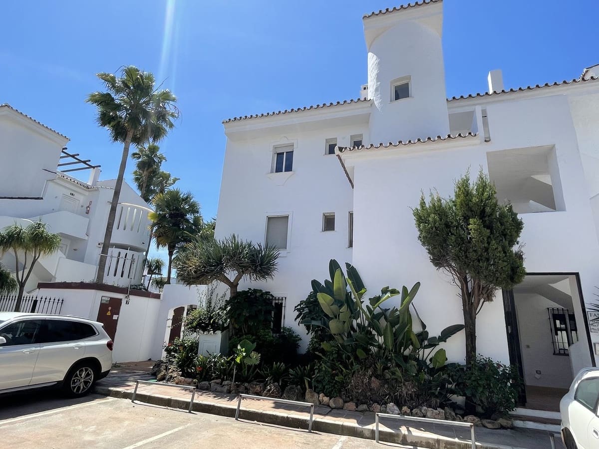 3 bedroom Apartment for holiday rental in Nueva Andalucia with pool - € 1,800 (Ref: 8997287)