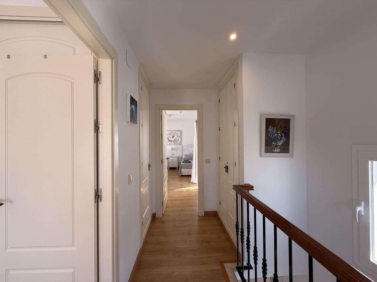 3 soveværelse Villa til salg i Nerja med swimmingpool garage - € 620.000 (Ref: 8998066)