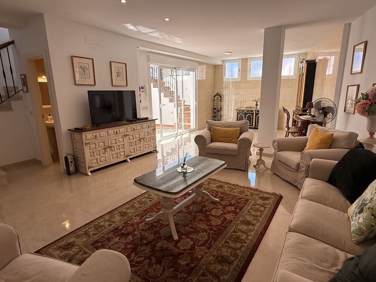 3 soveværelse Villa til salg i Nerja med swimmingpool garage - € 620.000 (Ref: 8998066)