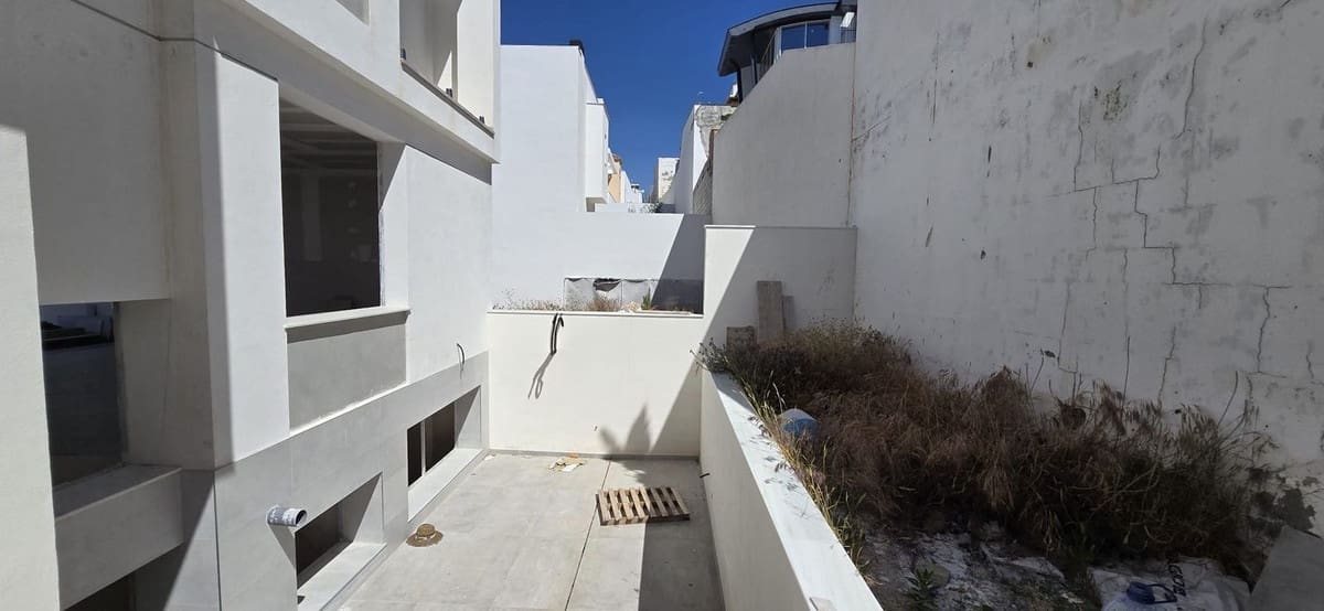 4 soveværelse Semi-Rækkehus til salg i Nerja med swimmingpool garage - € 695.000 (Ref: 9035723)