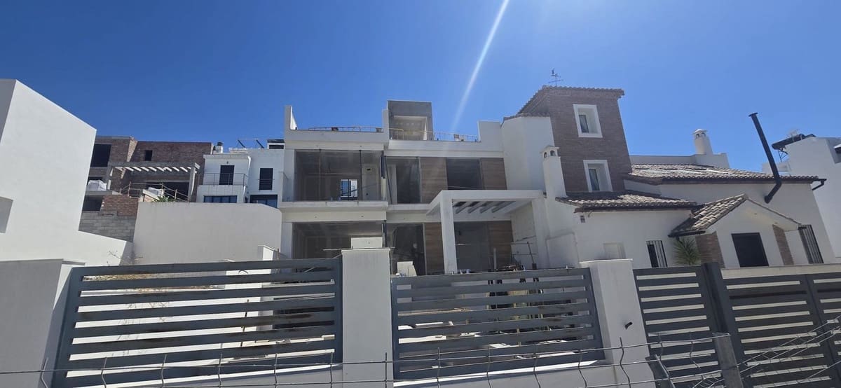 4 slaapkamer Halfvrijstaande villa te koop in Nerja met zwembad garage - € 695.000 (Ref: 9035723)
