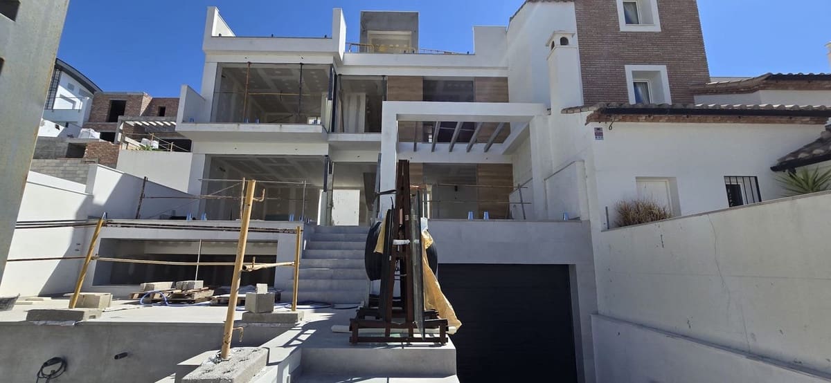 4 slaapkamer Halfvrijstaande villa te koop in Nerja met zwembad garage - € 695.000 (Ref: 9035723)