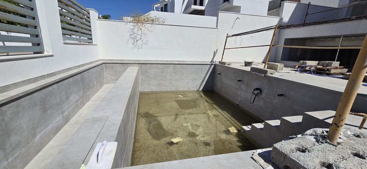 4 slaapkamer Halfvrijstaande villa te koop in Nerja met zwembad garage - € 695.000 (Ref: 9035723)