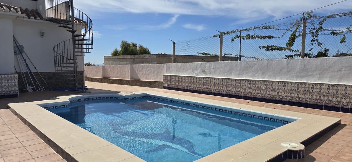 4 soveværelse Villa til salg i Nerja med swimmingpool garage - € 600.000 (Ref: 9051811)