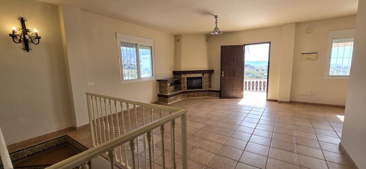 4 soveværelse Villa til salg i Nerja med swimmingpool garage - € 600.000 (Ref: 9051811)