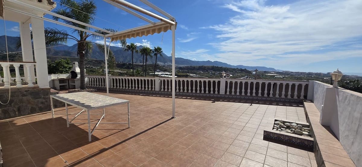 4 soveværelse Villa til salg i Nerja med swimmingpool garage - € 600.000 (Ref: 9051811)