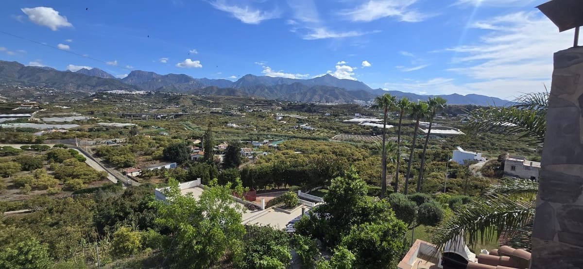 4 soveværelse Villa til salg i Nerja med swimmingpool garage - € 600.000 (Ref: 9051811)