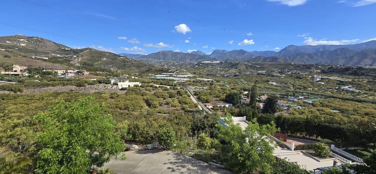 4 soveværelse Villa til salg i Nerja med swimmingpool garage - € 600.000 (Ref: 9051811)