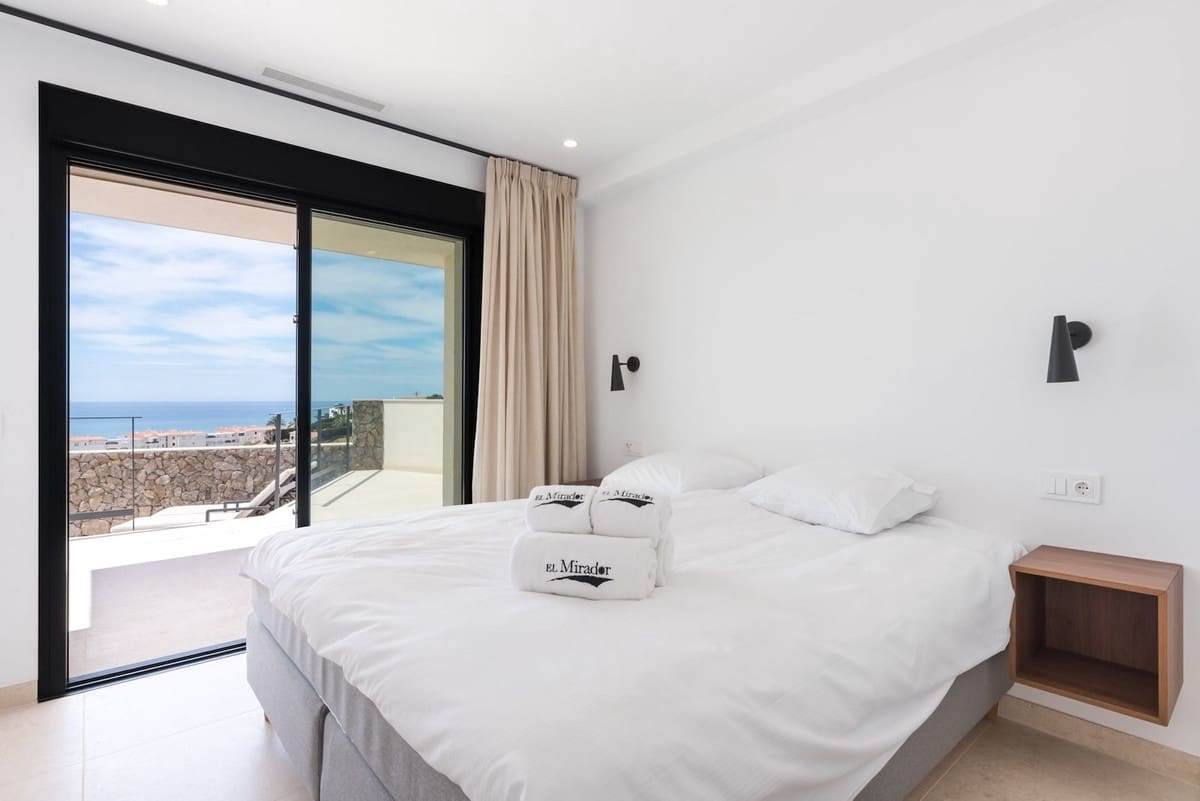 3 soveværelse Byhus til salg i Torrox-Costa med swimmingpool garage - € 695.000 (Ref: 9051812)