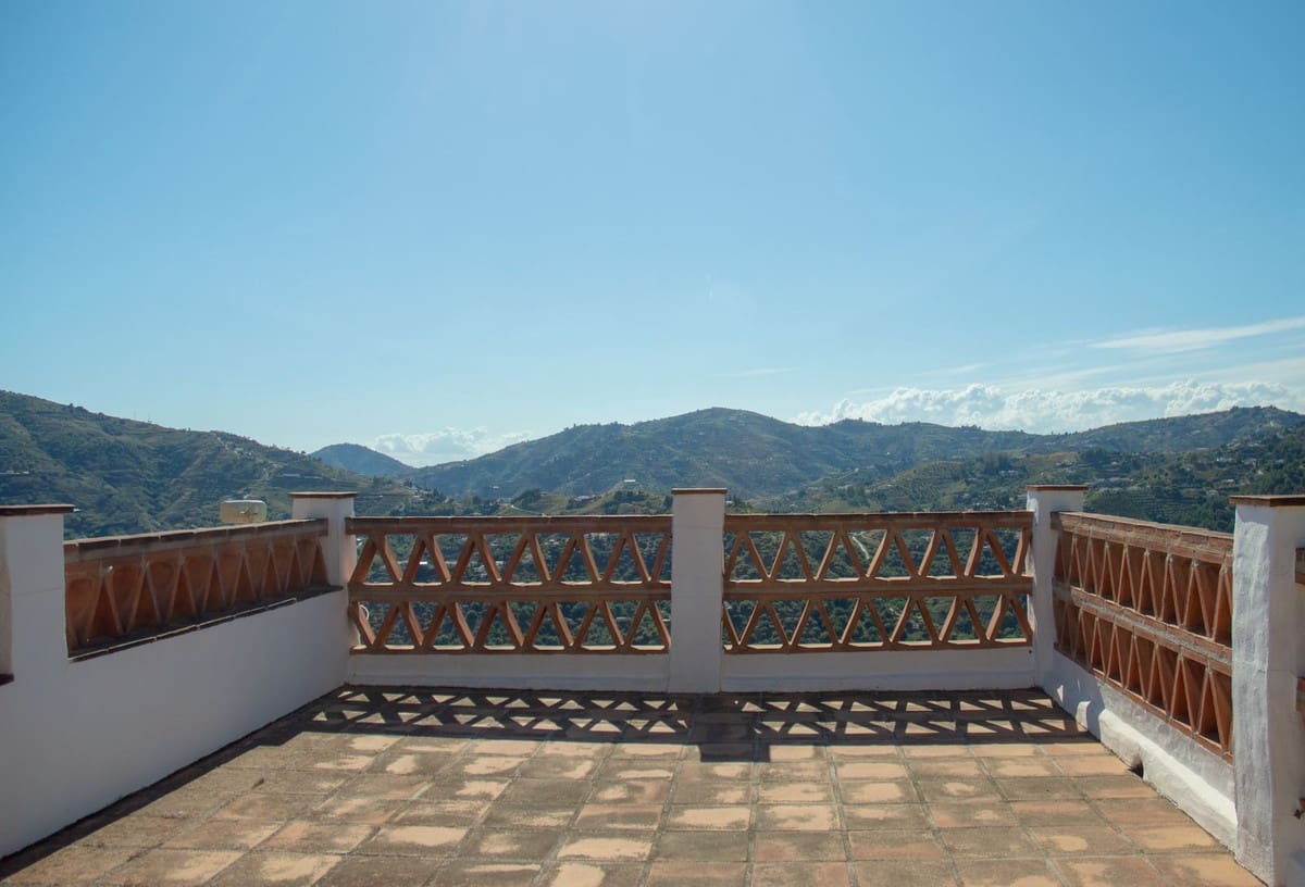 Chalet de 2 habitaciones en Frigiliana en venta con piscina garaje - 339.000 € (Ref: 9057112)