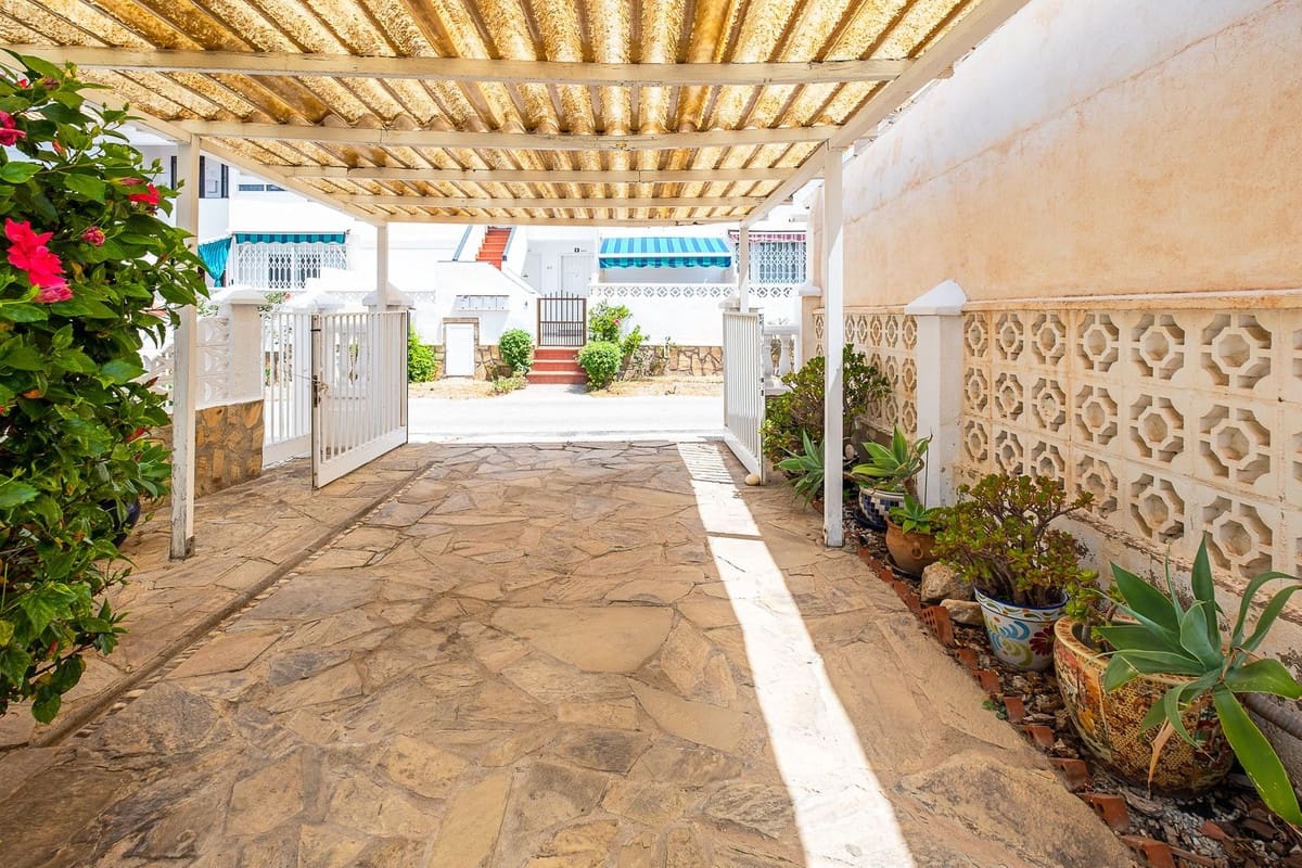 2 soveværelse Semi-Rækkehus til salg i Torrox-Costa med garage - € 359.000 (Ref: 9151068)