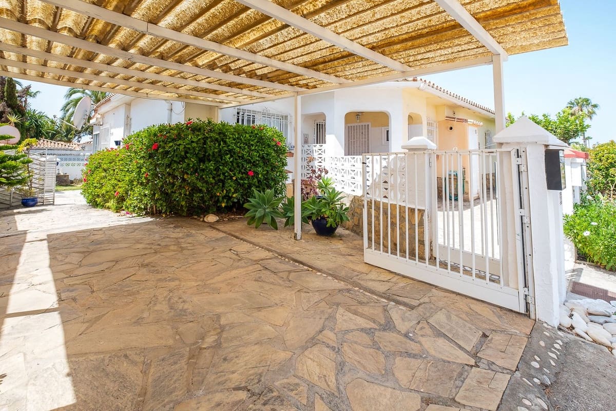 2 bedroom Semi-detached Villa for sale in Torrox-Costa with garage - € 359,000 (Ref: 9151068)