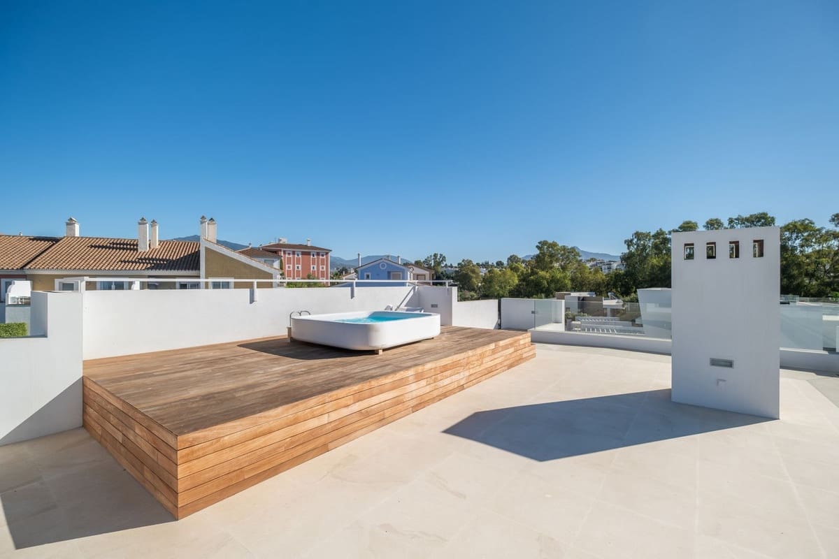 6 soverom Villa til salgs i El Paraiso med svømmebasseng garasje - € 2 950 000 (Ref: 9186561)