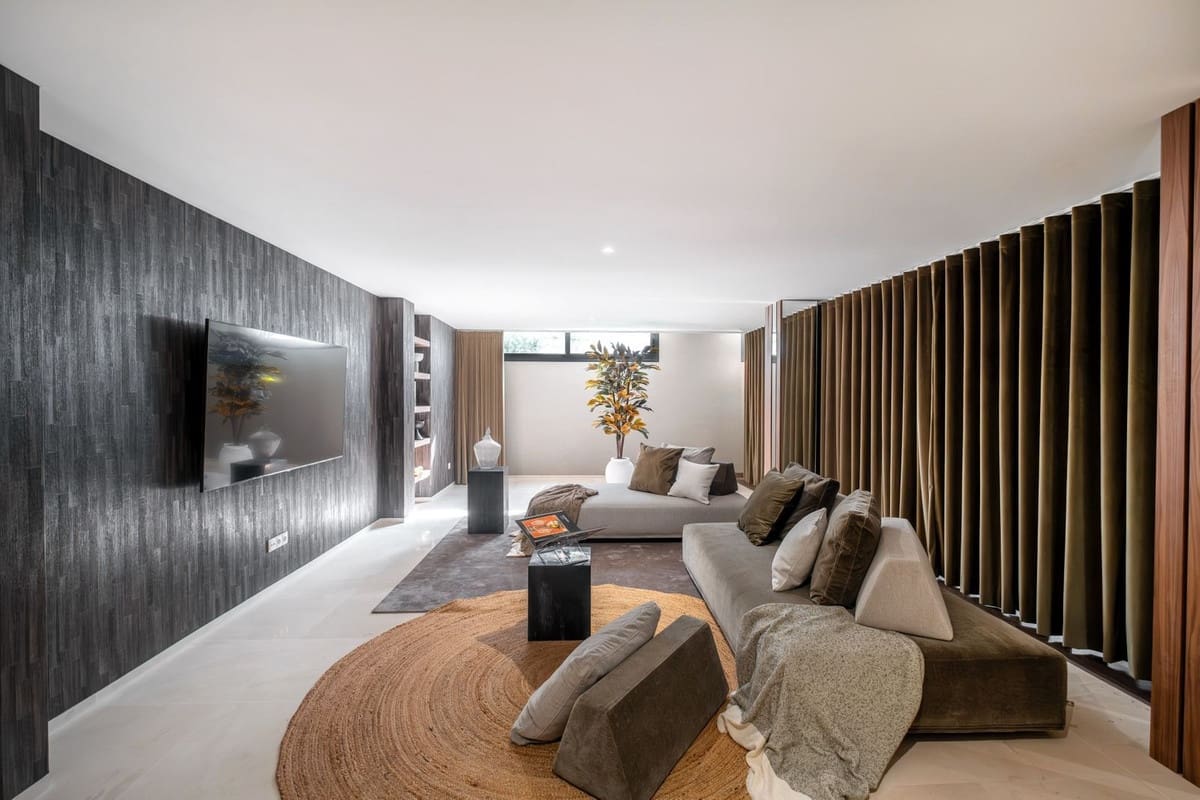 6 soverom Villa til salgs i El Paraiso med svømmebasseng garasje - € 2 950 000 (Ref: 9186561)