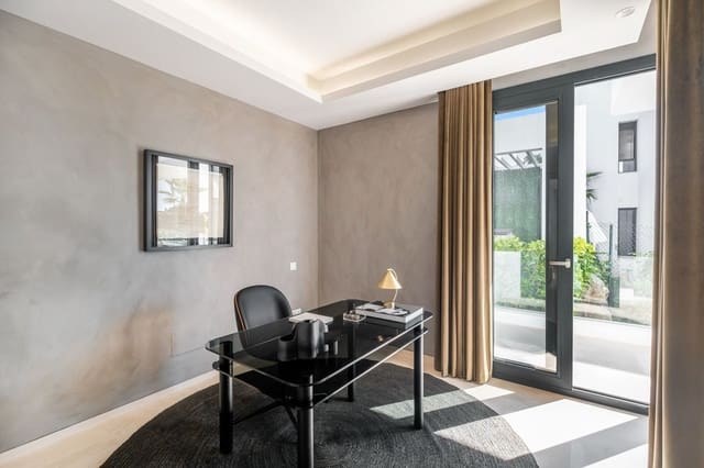 6 soveværelse Villa til leje i El Paraiso, Estepona med swimmingpool garage - € 15.000 (Ref: 9186562)