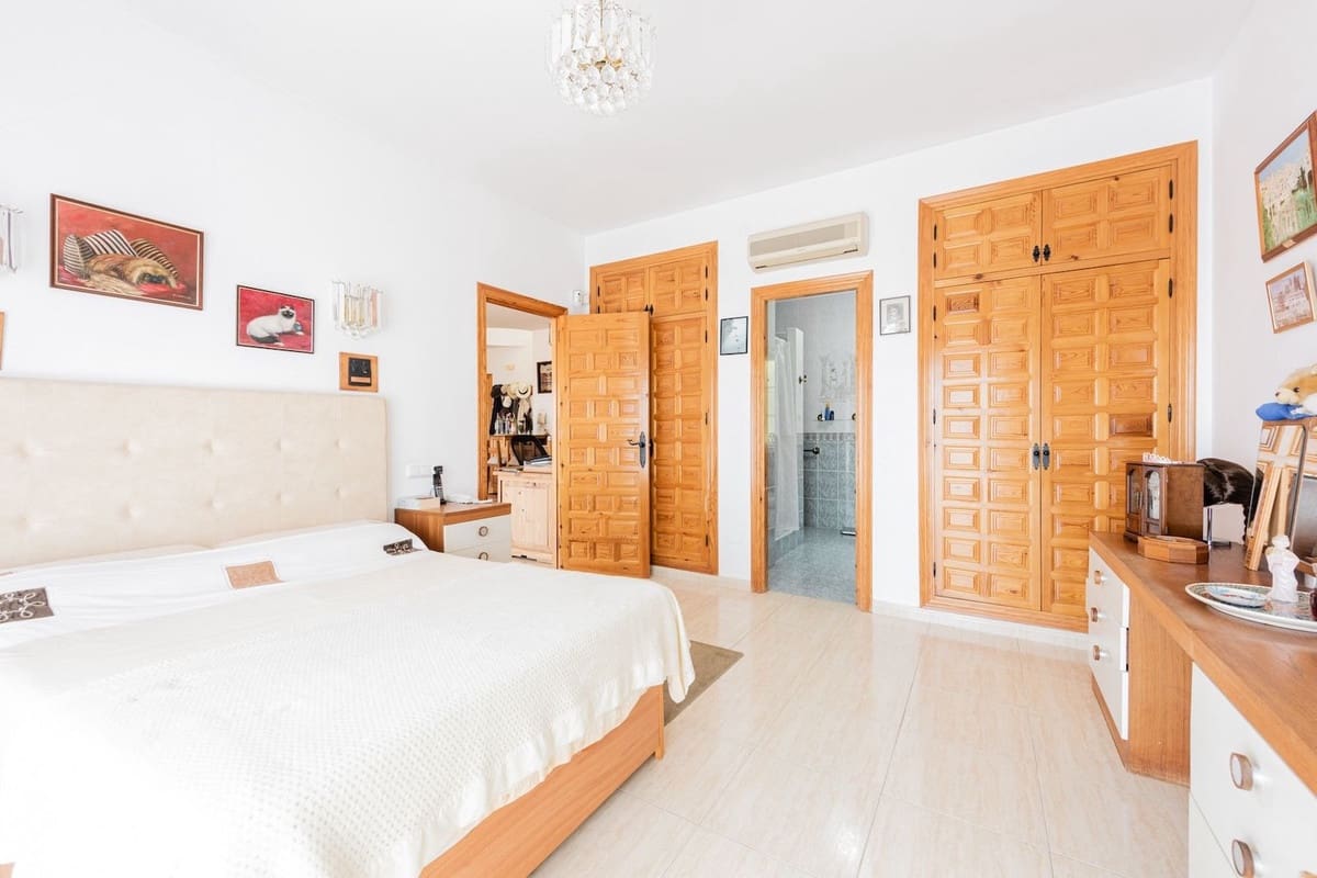 5 sypialnia Willa na sprzedaż w Nerja z basenem garażem - 945 000 € (Ref: 9235489)