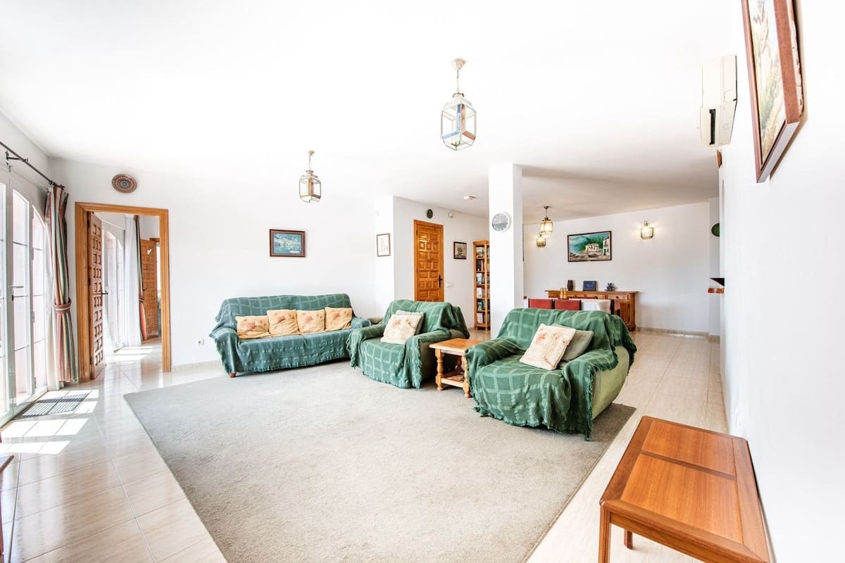 5 Zimmer Villa zu verkaufen in Nerja mit Pool Garage - 945.000 € (Ref: 9235489)