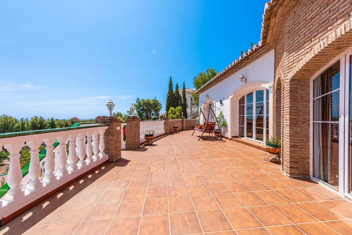 5 Zimmer Villa zu verkaufen in Nerja mit Pool Garage - 945.000 € (Ref: 9235489)