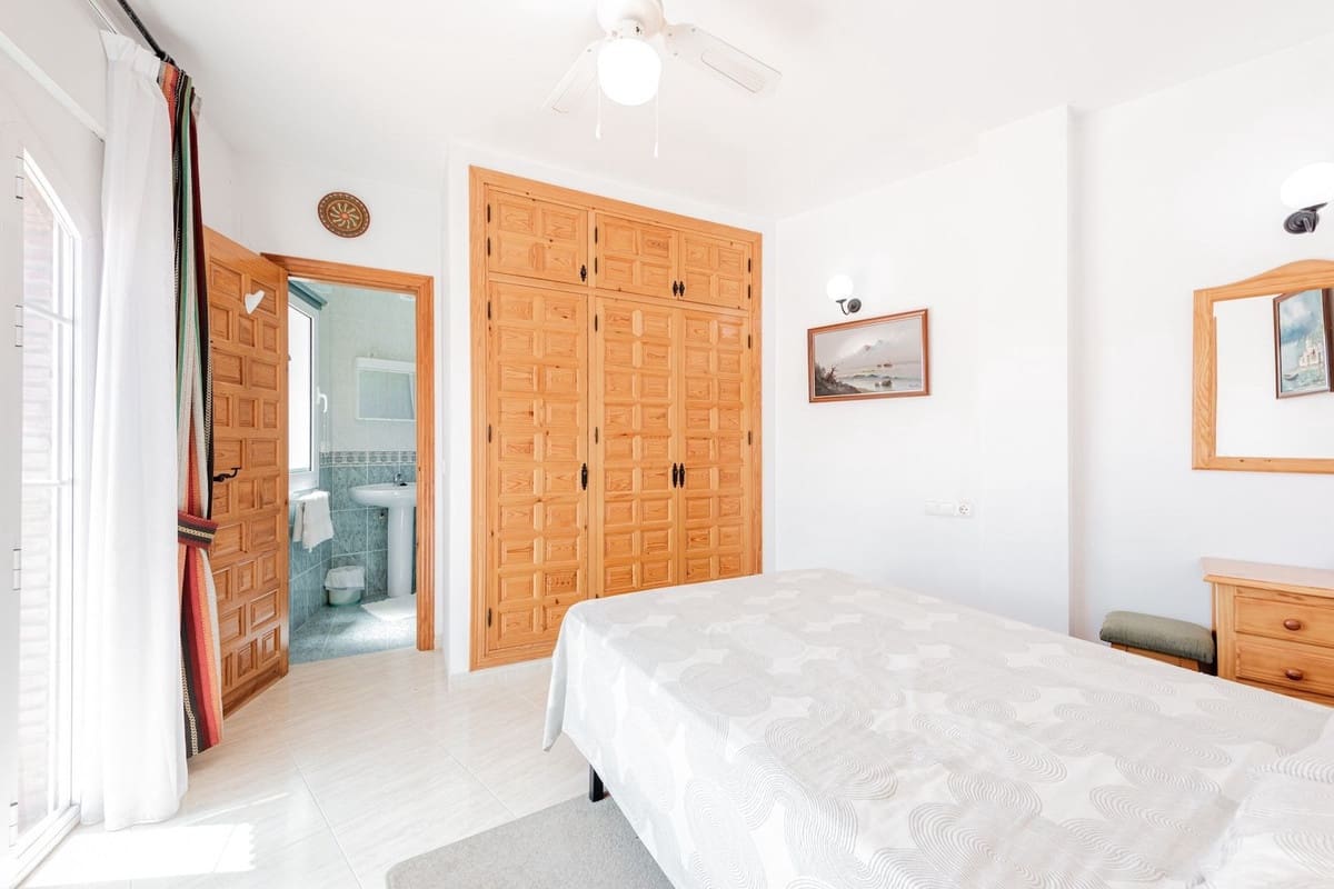 5 bedroom Villa for sale in Nerja with pool garage - € 945,000 (Ref: 9235489)