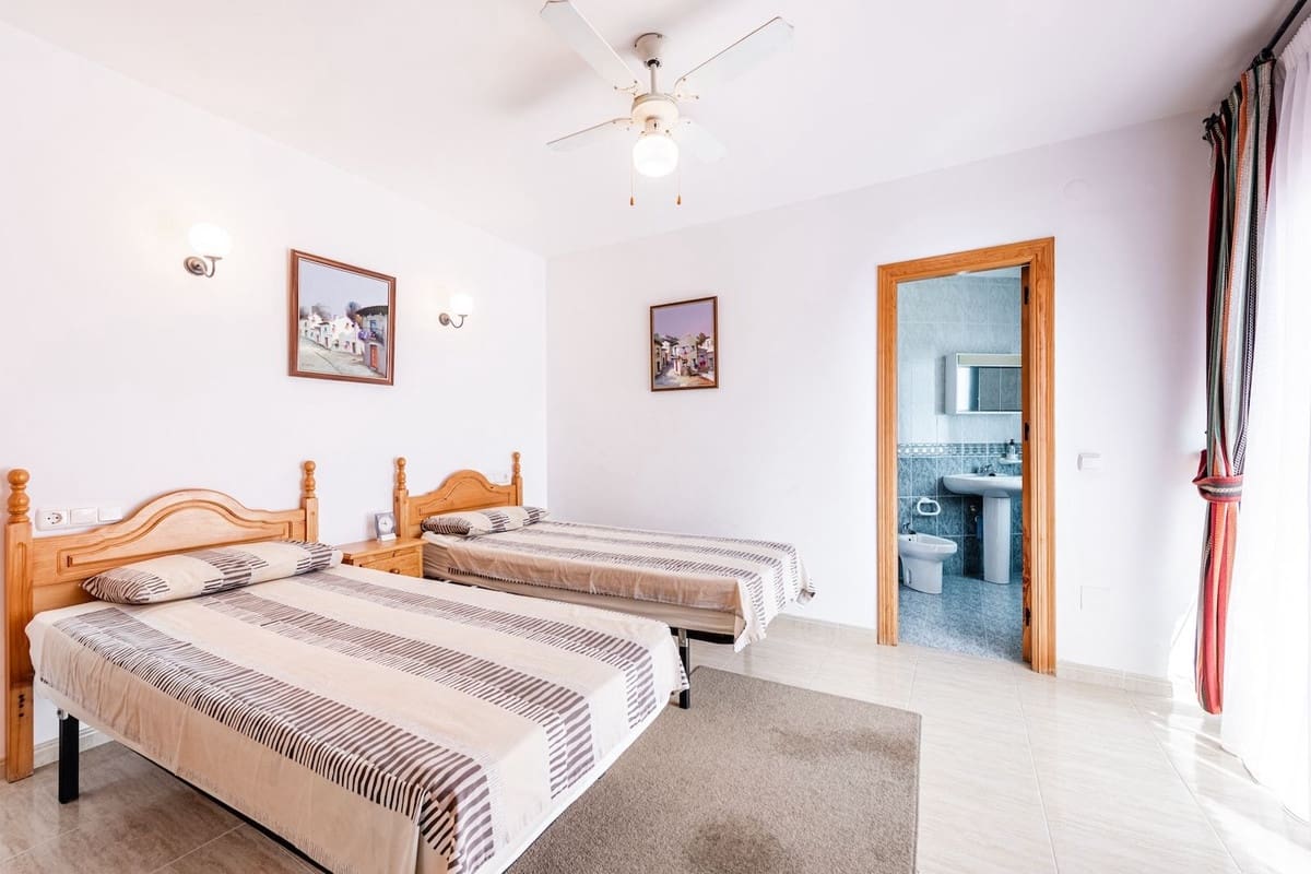 5 bedroom Villa for sale in Nerja with pool garage - € 945,000 (Ref: 9235489)