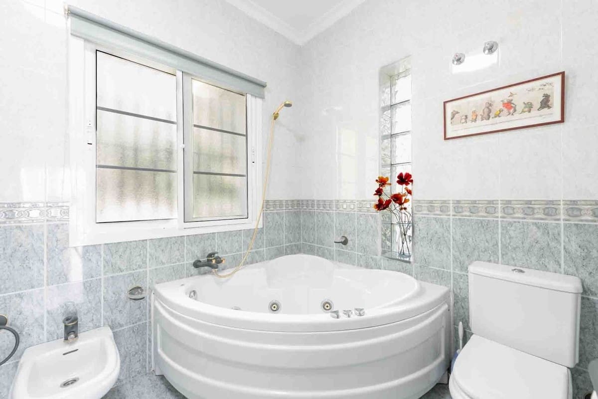 5 bedroom Villa for sale in Nerja with pool garage - € 945,000 (Ref: 9235489)