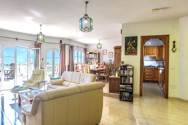 Chalet de 5 habitaciones en Nerja en venta con piscina garaje - 945.000 € (Ref: 9235489)