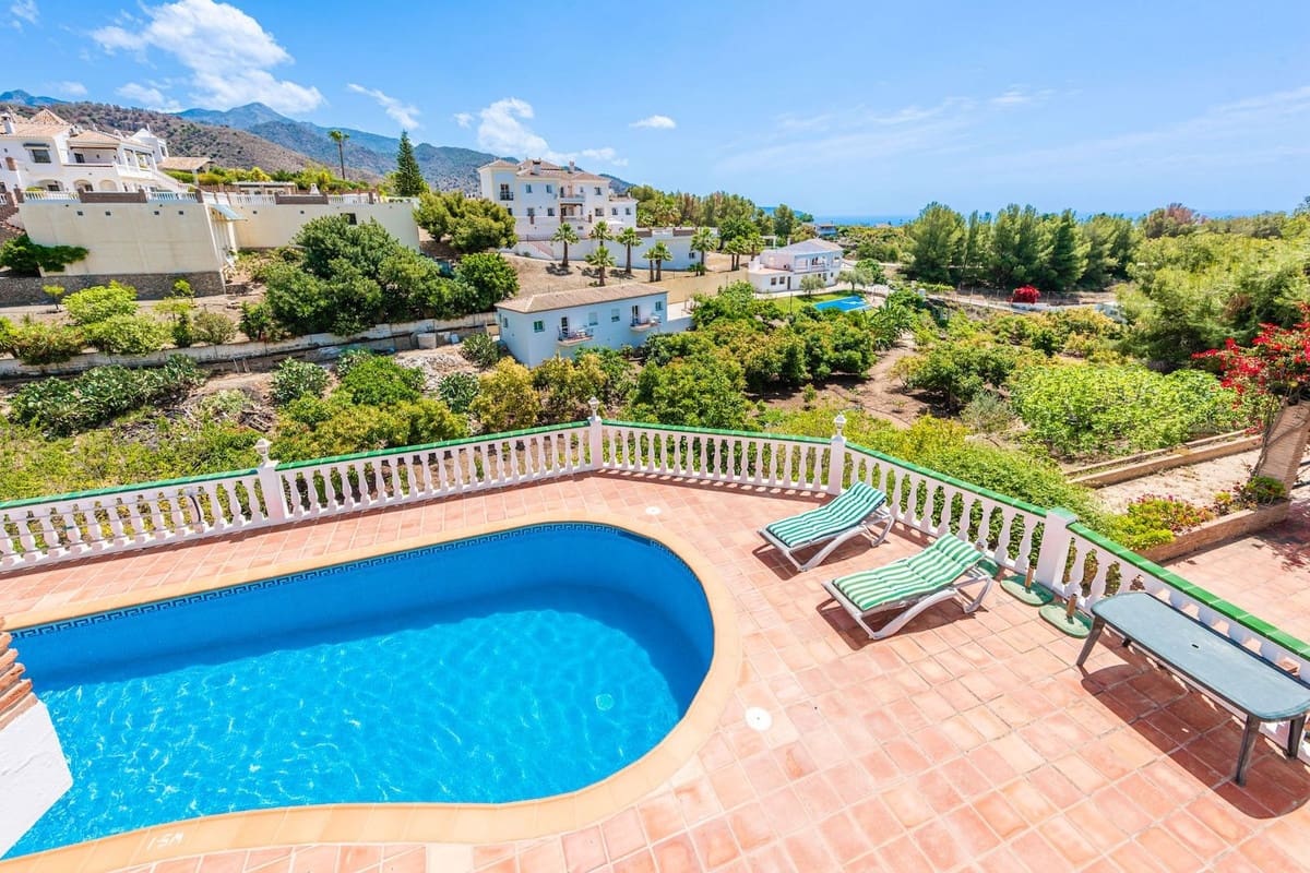 5 bedroom Villa for sale in Nerja with pool garage - € 945,000 (Ref: 9235489)